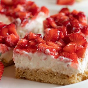 ciasto z truskawkami i ze śmietanowym kremem