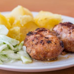 kotlet mielony z ziemniakami