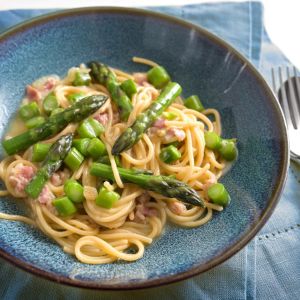 makaron ze szparagami i boczkiem