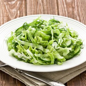 młoda kapusta ze świeżym ogórkiem, surówka bogini