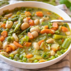 wiosenna zupa ze szparagami