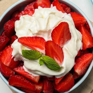 Bita śmietana z serka wiejskiego