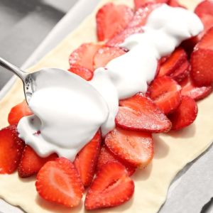 Ciasto francuskie z truskawkami i pianką