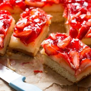 ciasto z truskawkami, budyniem i galaretką