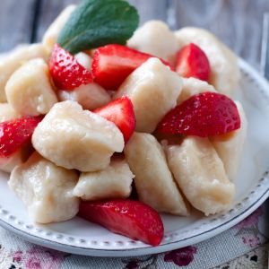 kopytka z truskawkami