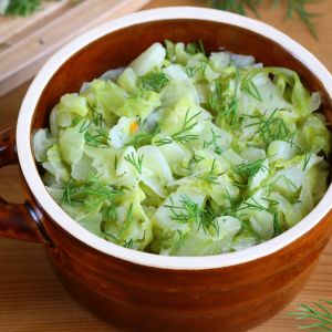 Młoda kapusta z sokiem z cytryny