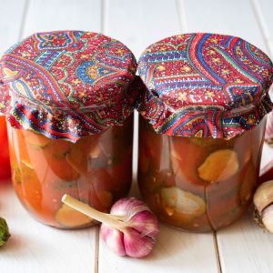 ogórki w pomidorach