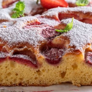 Puszyste ciasto z truskawkami