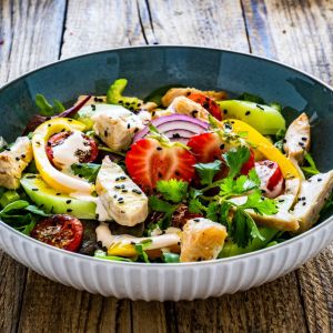 sałatka z truskawkami i kurczakiem