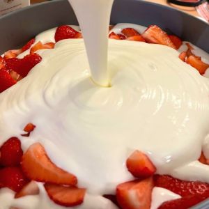 sernik na zimno truskawkowy na jogurtach