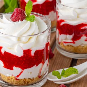 Deser z malinami i bitą śmietaną