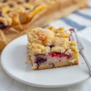 ciasto z budyniem i śliwkami