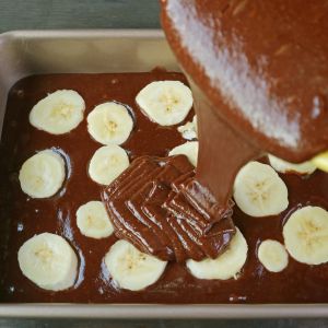 zalewanie bananów czekoladową masą