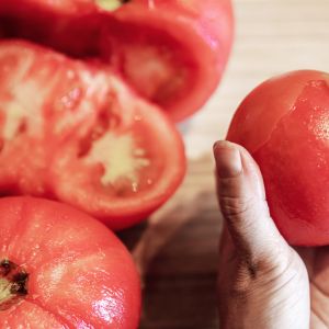 Obieranie pomidorów ze skórki