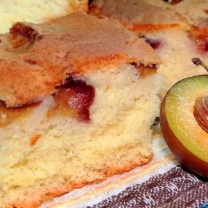 puszyste ciasto ze śliwkami