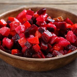 sałatka z buraczków, aronii i gruszki