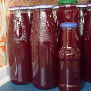 sok z aronii z liśćmi wiśni