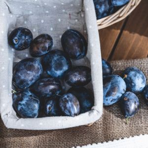 niedojrzałe śliwki węgierki