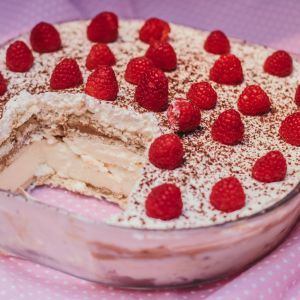 budyniowiec bez pieczenia z malinami