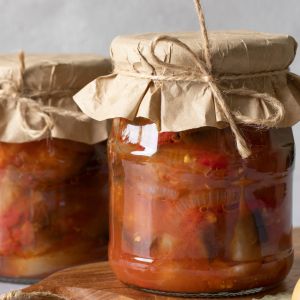 kanie w zalewie pomidorowej