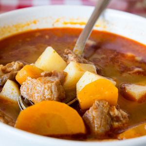 zupa gulaszowa na Wszystkich Świętych