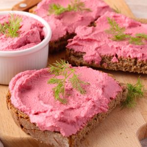 Pasta z buraków i śledzi