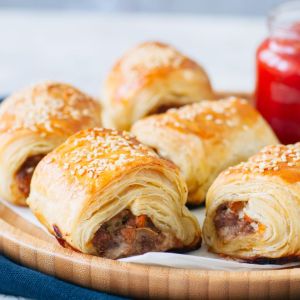 przekąska z ciasta francuskiego z mięsem