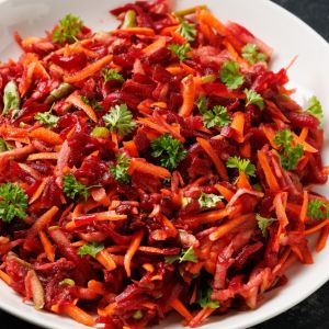 surówka z buraków, marchewki i jabłka