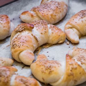 drożdżowe rogaliki śniadaniowe