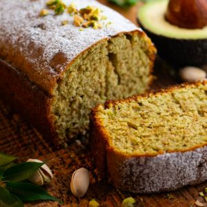 ciasto z awokado i pistacjami