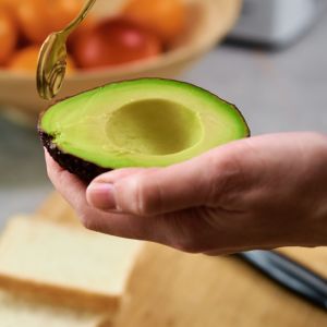 trik na wyjęcie miąższu z awokado