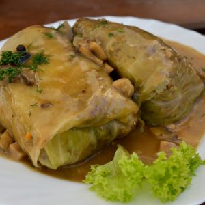 gołąbki z kaszą jaglaną i sosem grzybowym