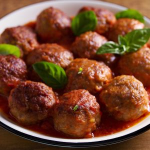 pieczone pulpety mięsne w ciemnym sosie