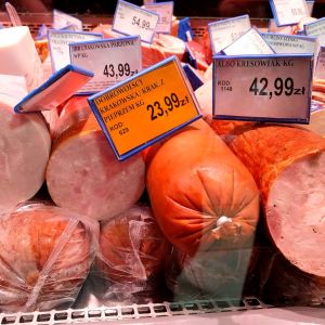 sklep mięsny, lada z wędlinami