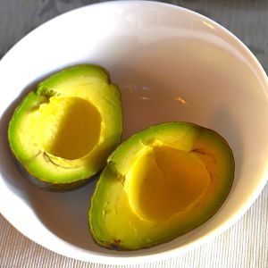 sposób na twarde awokado