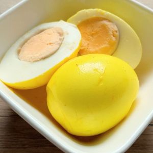 jajka marynowane w kurkumie