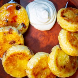 mendrzyki (warszawskie placuszki) z kwaśną śmietaną