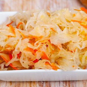 surówka z kapusty kiszonej z syropem klonowym