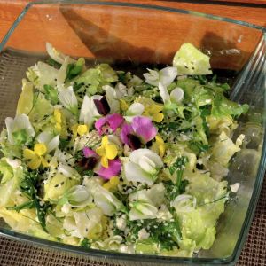 sałatka z kwiatami