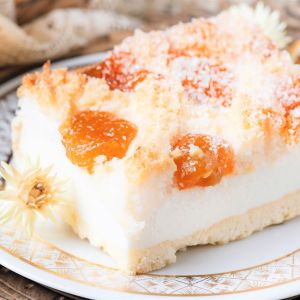 sernik z konfiturą i wiórkami