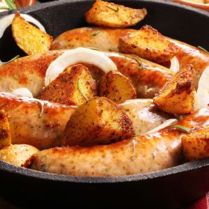 Pieczona kiełbasa z ziemniakami