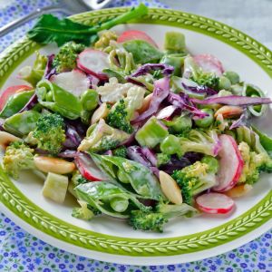 sałatka zielono mi - wczesnowiosenna z brokułami i rzodkiewką