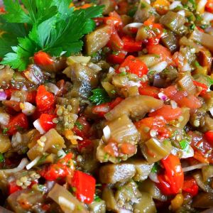 surówka z ogórków kiszonych z papryką