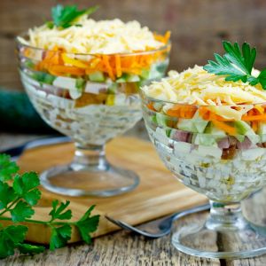 wielkanocna sałatka w pucharkach