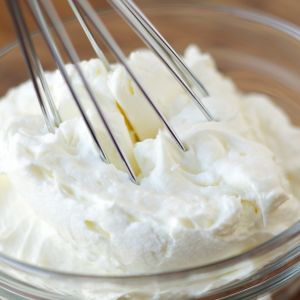 bita śmietana zwarzona