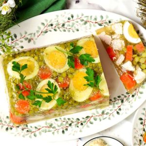 wielkanocna galareta drobiowa z jajkiem