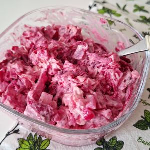 różowa sałatka śledziowa