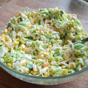 sałatka z pora z jajkiem i serem