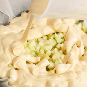 Zalewanie jabłek ciastem