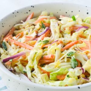 coleslaw z młodej kapusty i piklowanej cebuli